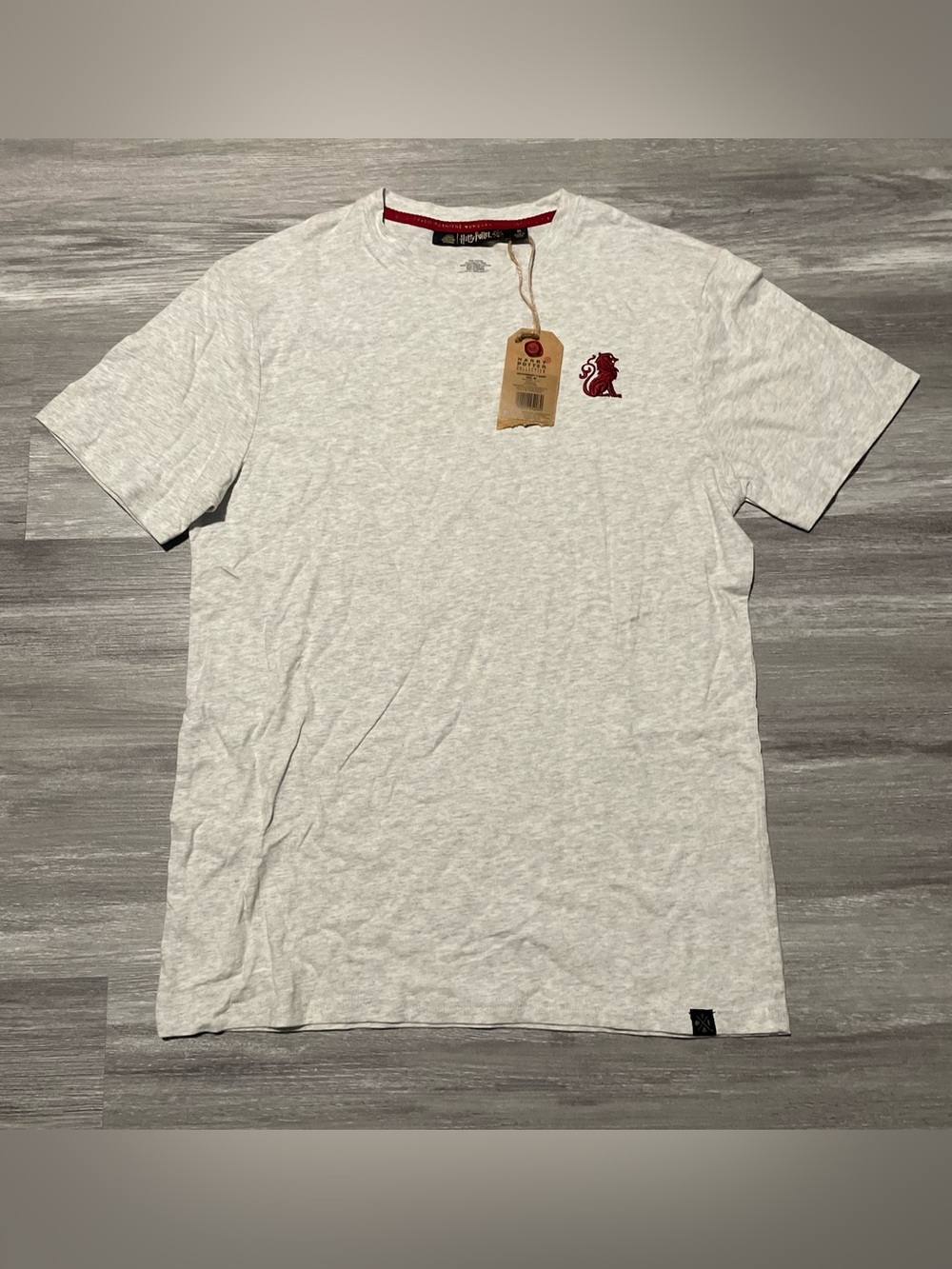 NWT Harry Potter Gryffindor Wizard Graphic Tee Embroidered Crest T-Shirt Size M - Picture 2 of 6